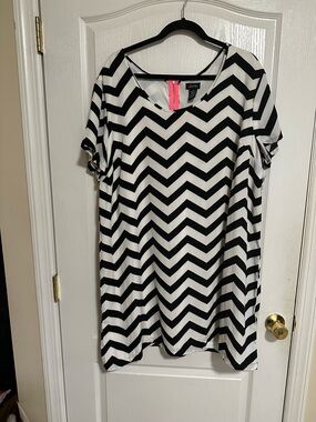 Justify Black White Chevron Dress Size 2X New With Tags Short Sleeve Back Zipper